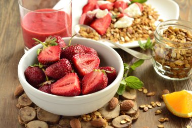 Taze çilek ve ev yapımı granola