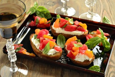 Doğranmış domates, fesleğen ve peynir ile İtalyan bruschetta