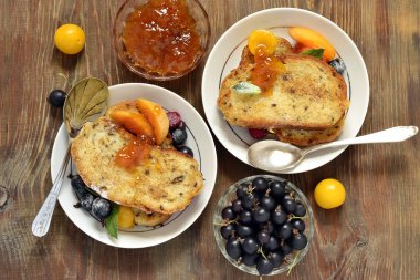 Yumurtalı ekmek taze meyveleri ve reçel ile