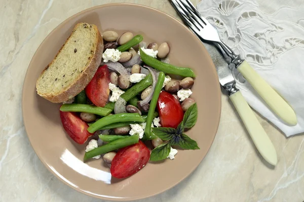 Bean salad with tomatoes, green beans and feta — Stock Photo, Image