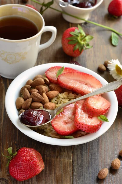 Gachas de avena, fresas frescas, almendras y mermelada —  Fotos de Stock