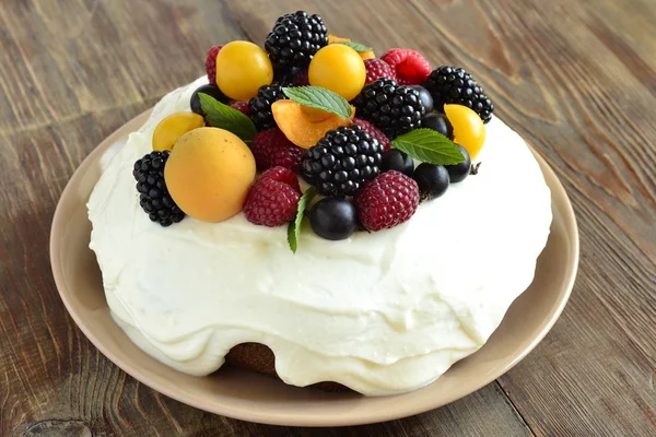 Chocolate cake with cream and fresh berries — Stock Photo, Image