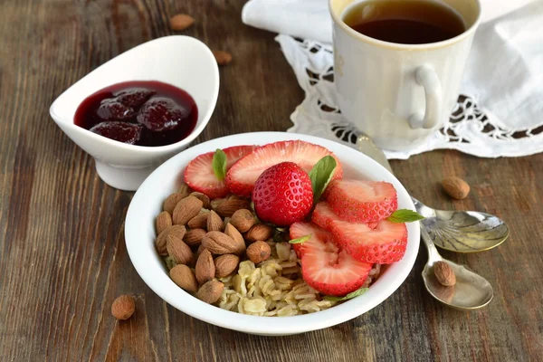 Gachas de avena, fresas frescas, almendras y mermelada —  Fotos de Stock