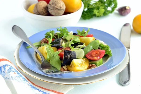 Baked eggplant with tomatoes, cucumbers, arugula and walnuts — Stock Photo, Image