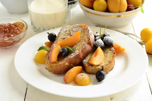 French toast with fresh berries — Stock Photo, Image