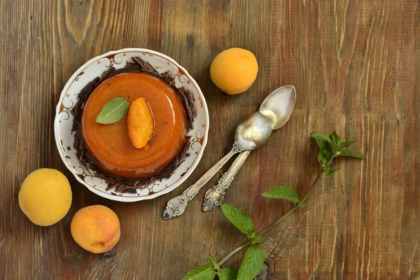 Aprikos pannacotta med choklad spån och mynta — Stockfoto