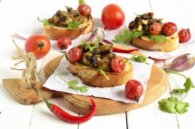 Kurutulmuş domates ve tost, patlıcan havyar ile patlıcan ezme