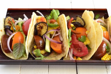 Vejetaryen tortilla tacos ızgara sebzeler ve Mısır ile