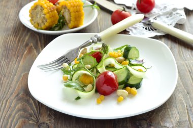 Taze kabak, roka, Mısır, salatalık ve domates salatası