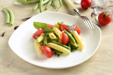 Yeşil fasulye, domates ve fesleğen ile Penne makarna