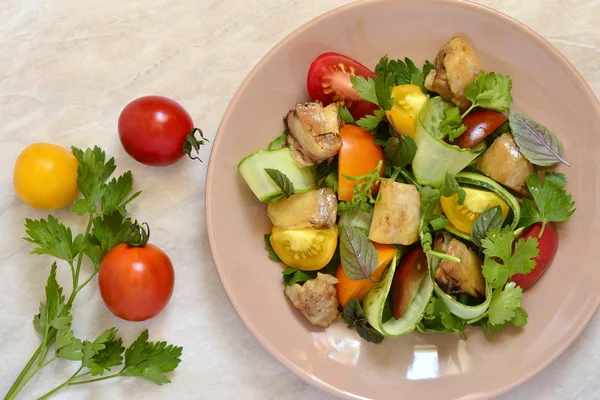 Colorful salad with chicken and vegetables — Stock Photo, Image