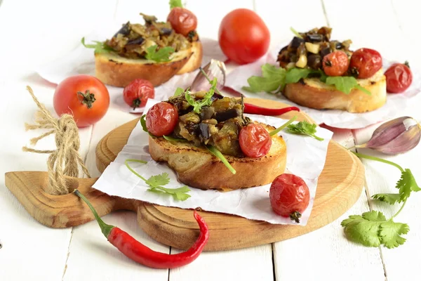 Berinjela de patê com tomates secos e torradas, caviar de beringelas — Fotografia de Stock