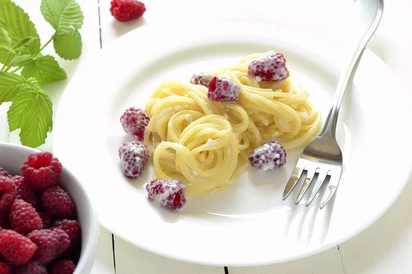 Spaghetti mit Himbeeren in Sahnesauce — Stockfoto