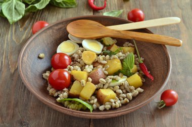 Pearl arpa, fırında patates ve Bıldırcın yumurta salatası