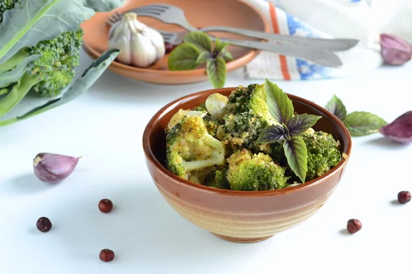 Broccoli baked in bread crumbs, garlic and basil — Stock Photo, Image