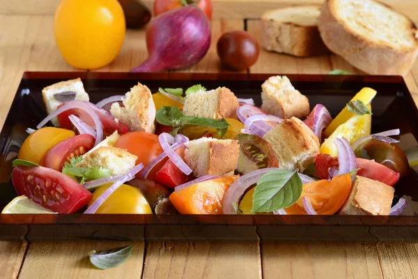 Salad with arugula, zucchini, peaches, yogurt — Stock Photo, Image