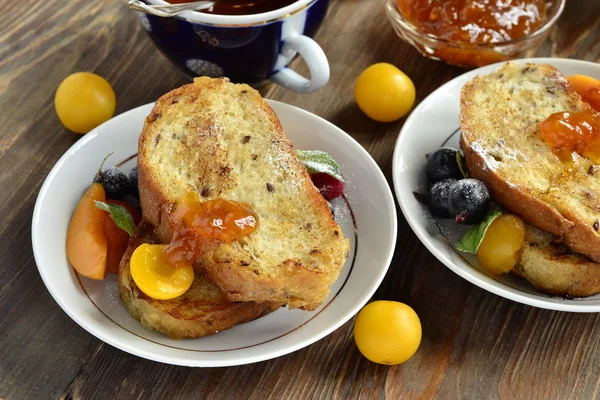Французький тост з свіжі ягоди і варення — стокове фото