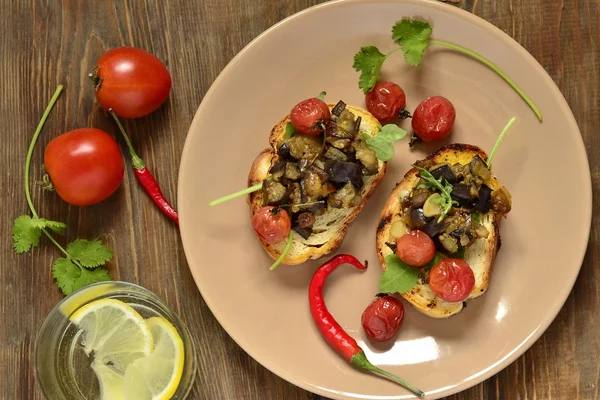 Berenjena de paté con tomates secos y tostadas Fotos De Stock