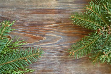 Çam dalları, çam kozalakları ve çilek eski ahşap arka plan üzerinde Noel arka plan