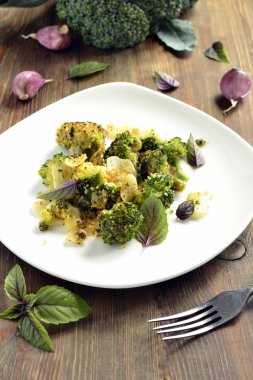 Brokoli pişmiş ekmek kırıntısı, sarımsak ve fesleğen