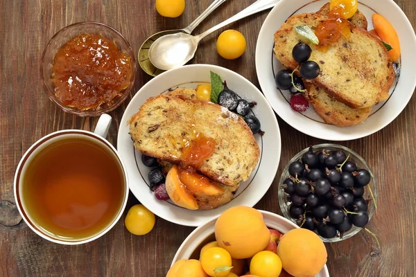 French toast with fresh berries, jam — Stock Photo, Image