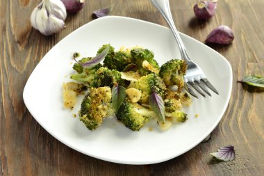 Brokoli pişmiş ekmek kırıntısı, sarımsak ve fesleğen