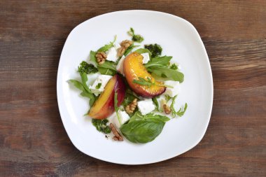 Şeftali, roka, krem peynir, pesto ve ceviz ile salata