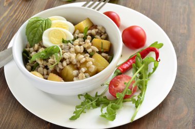 Pearl arpa, fırında patates ve Bıldırcın yumurta salatası