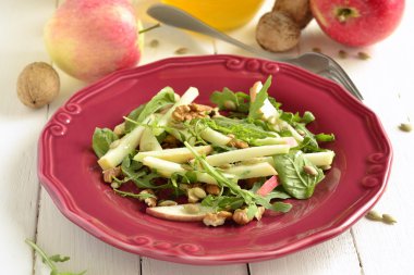 Elma ceviz, kabak çekirdeği ve Roka Salatası