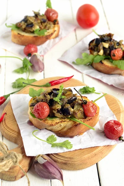 Pate eggplant with dried tomatoes and toast, aubergines caviar — Stock Photo, Image