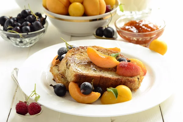 French toast with fresh berries — Stock Photo, Image