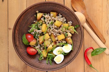 Pearl arpa, fırında patates ve Bıldırcın yumurta salatası