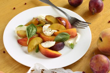 Şeftali, keçi peyniri, Erik ve fesleğen salata