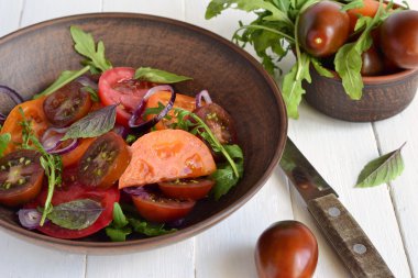 Yaz renkli salata domates ile