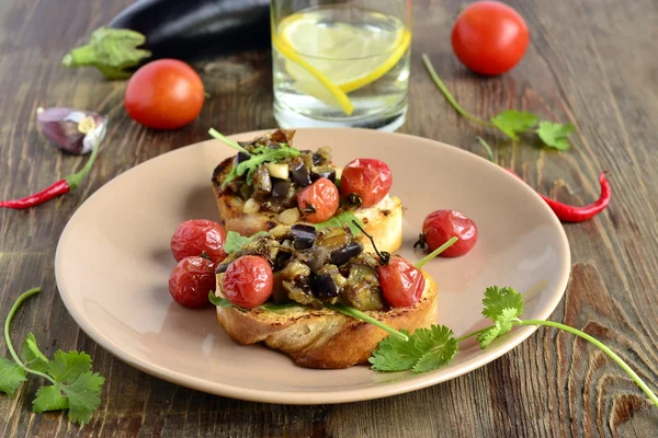 Kurutulmuş domates ve tost ile patlıcan ezme