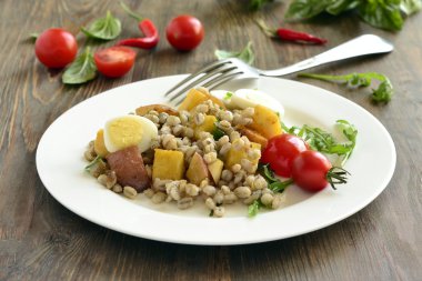 Pearl arpa, fırında patates ve Bıldırcın yumurta salatası