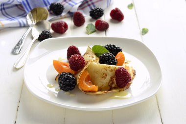 Krepler, taze meyveler ve bal