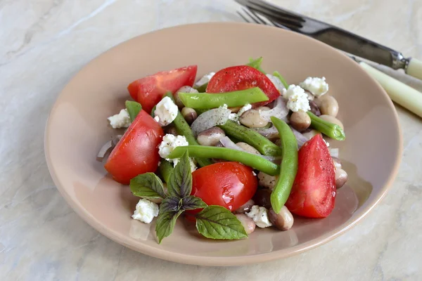 Bohnensalat mit Tomaten, grünen Bohnen und Feta — Stockfoto