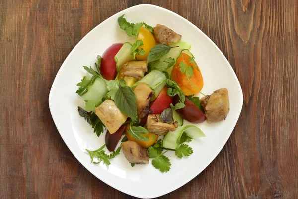 Ensalada colorida con pollo y verduras — Foto de Stock