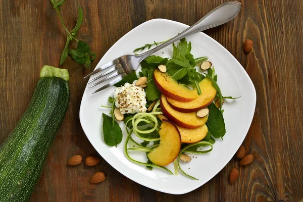 Salat mit Rucola, Zucchini, Pfirsichen und Joghurt — Stockfoto