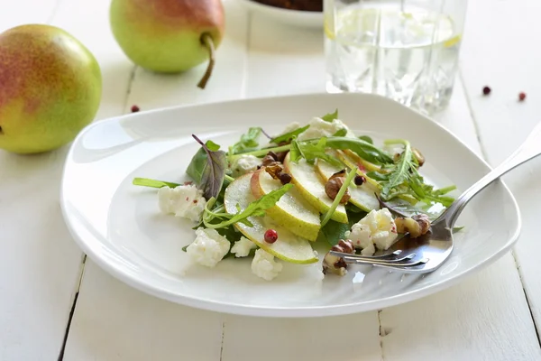 Salad with pears, arugula, cream cheese and walnuts — Stock Photo, Image