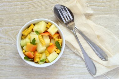 Kavun, Mısır ve tatlı biber salatası