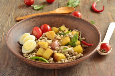 Pearl arpa, fırında patates ve Bıldırcın yumurta salatası