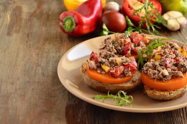 Bruschetta ton balığı, domates ve tatlı biber