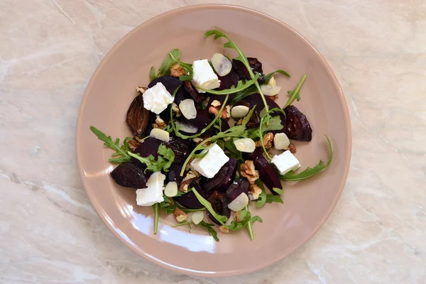 Свекольный салат с сушеными сливами, грецкими орехами, сыром фета и рукколой — стоковое фото