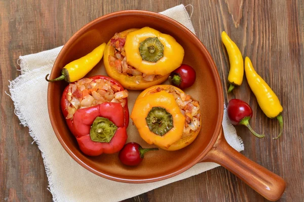 Sebze ile pişmiş tatlı biber dolması