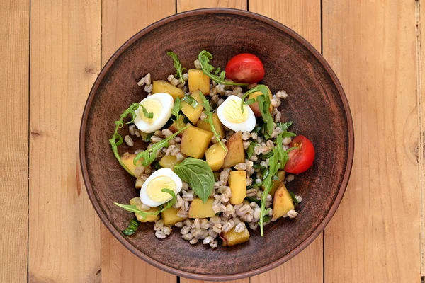 Salad with pearl barley, baked potatoes and quail egg — Stock Photo, Image