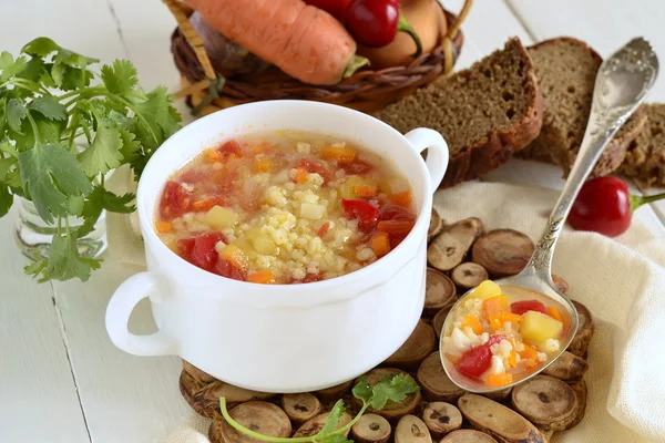 Suppe mit Hirse und Gemüse, vegetarisch — Stockfoto