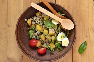 Pearl arpa, fırında patates ve Bıldırcın yumurta salatası