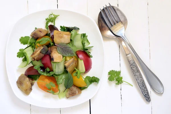 Цветной салат с курицей и овощами — стоковое фото